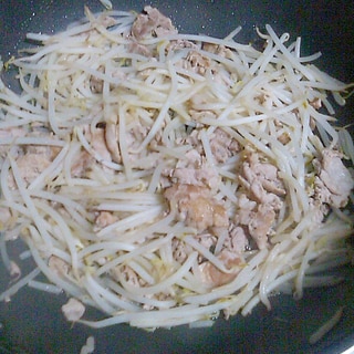 豚肉ともやしの炒め物